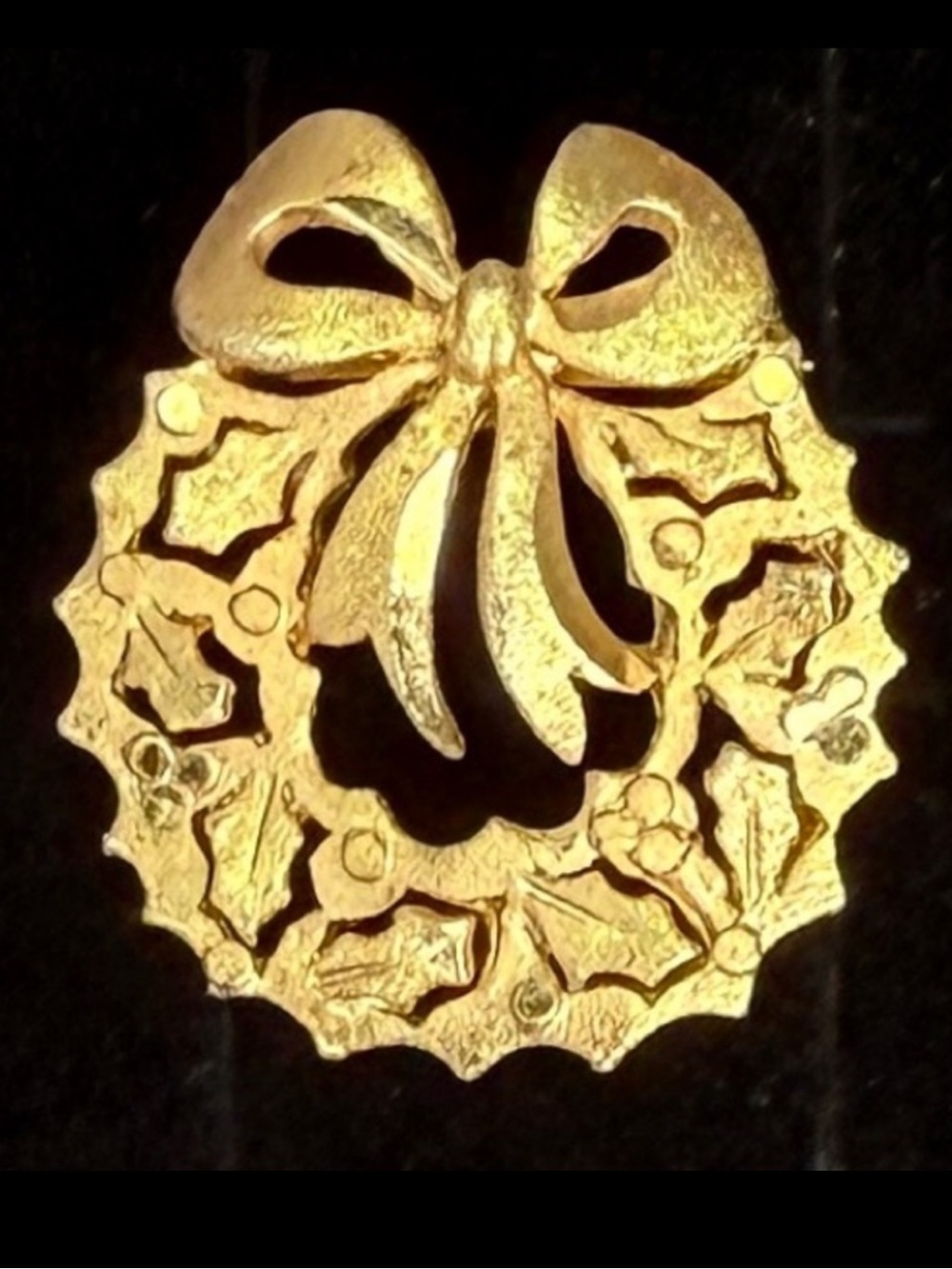 Vintage Gold Christmas Wreath Holly Bow Brooch Holiday Openwork Pin